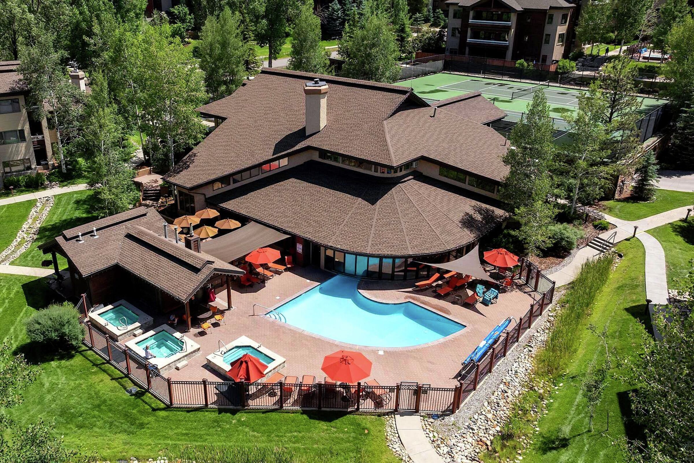 Outdoor Pool & Hot Tub
