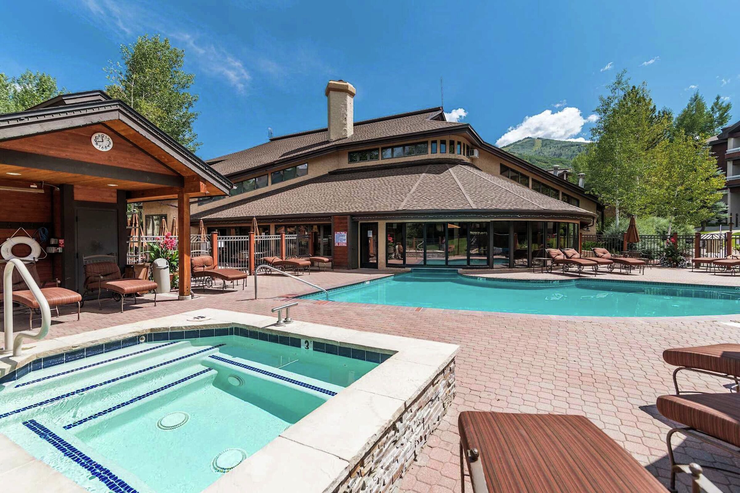 Outdoor Pool & Hot Tub