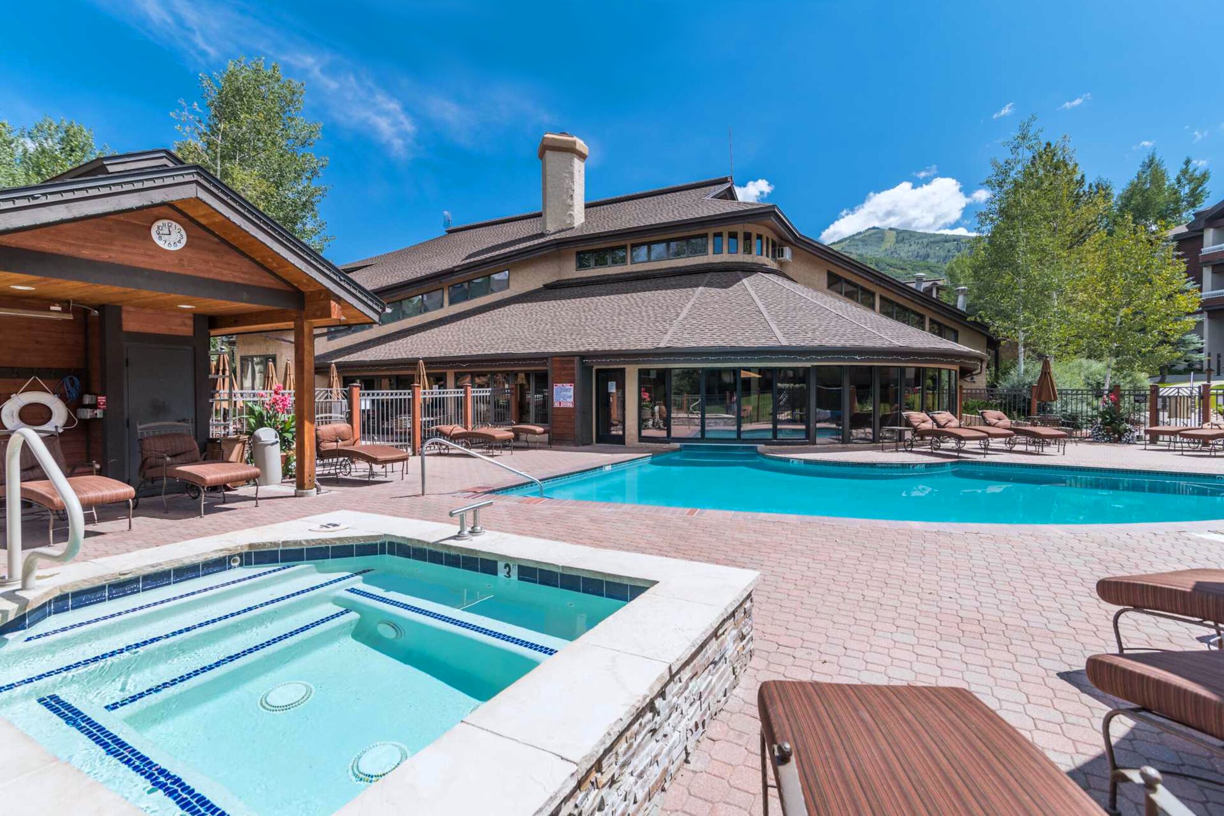 Outdoor Hot Tub & Pool