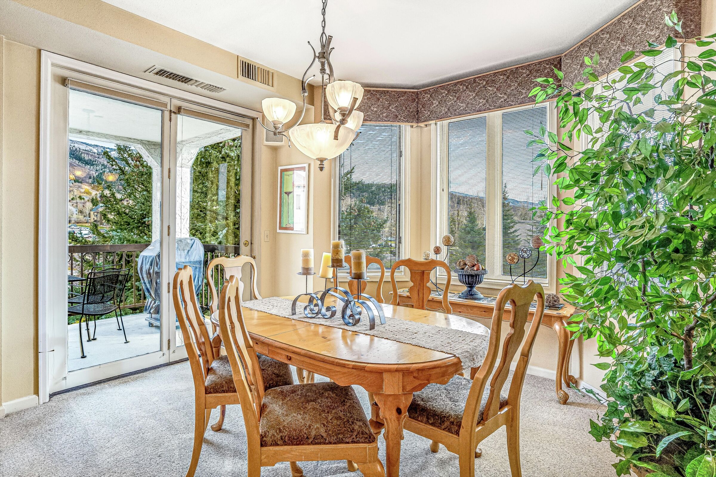 Windsor #2 - Dining Area