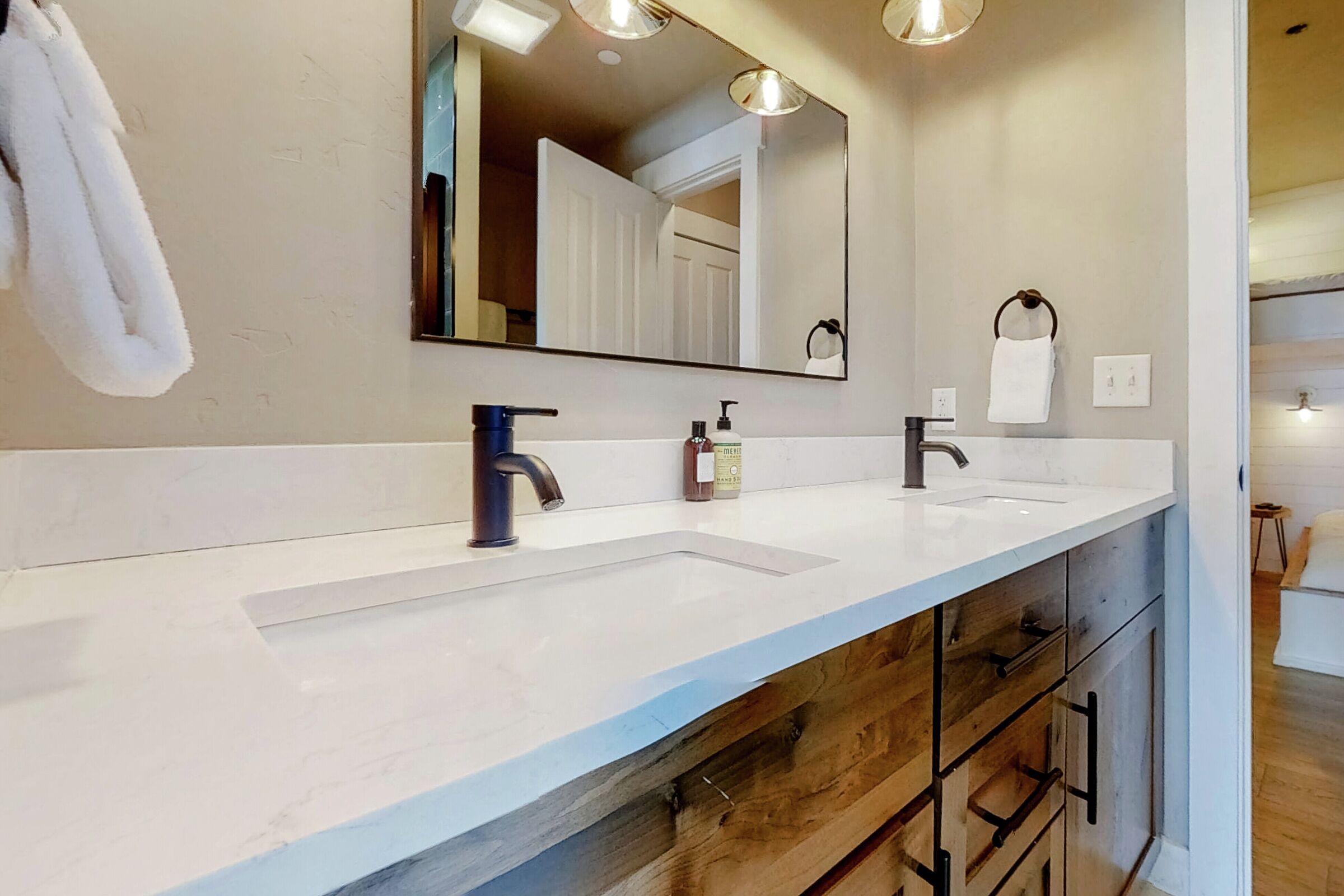 Cambridge #1 - Shared Ensuite Bathroom