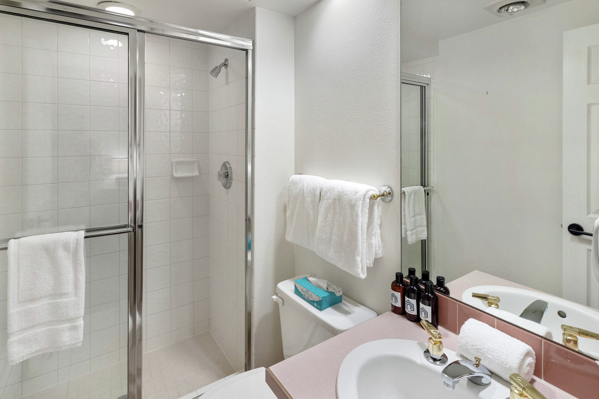 Hanover #4 - Den Ensuite Bathroom
