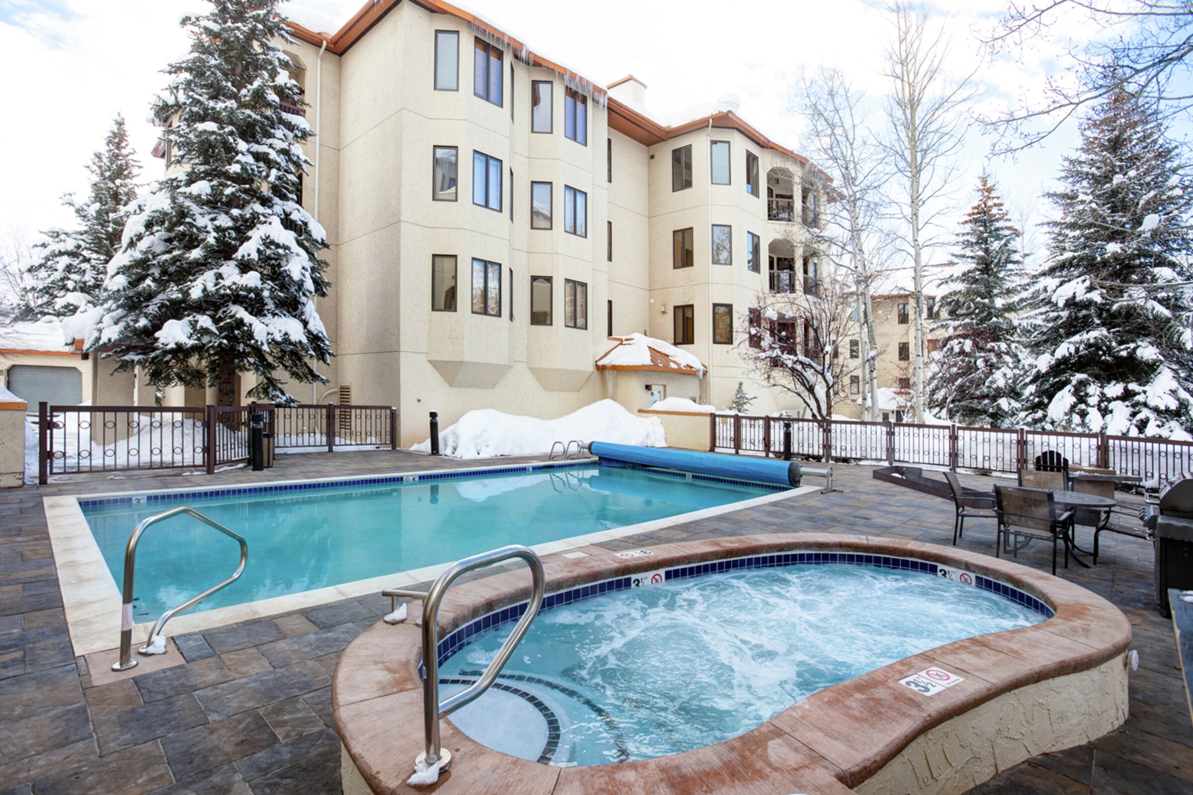 Outdoor Hot Tub & Pool