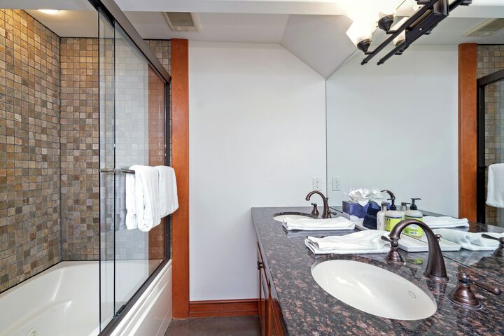 #333 - Blue Lake Lodge - Bathroom