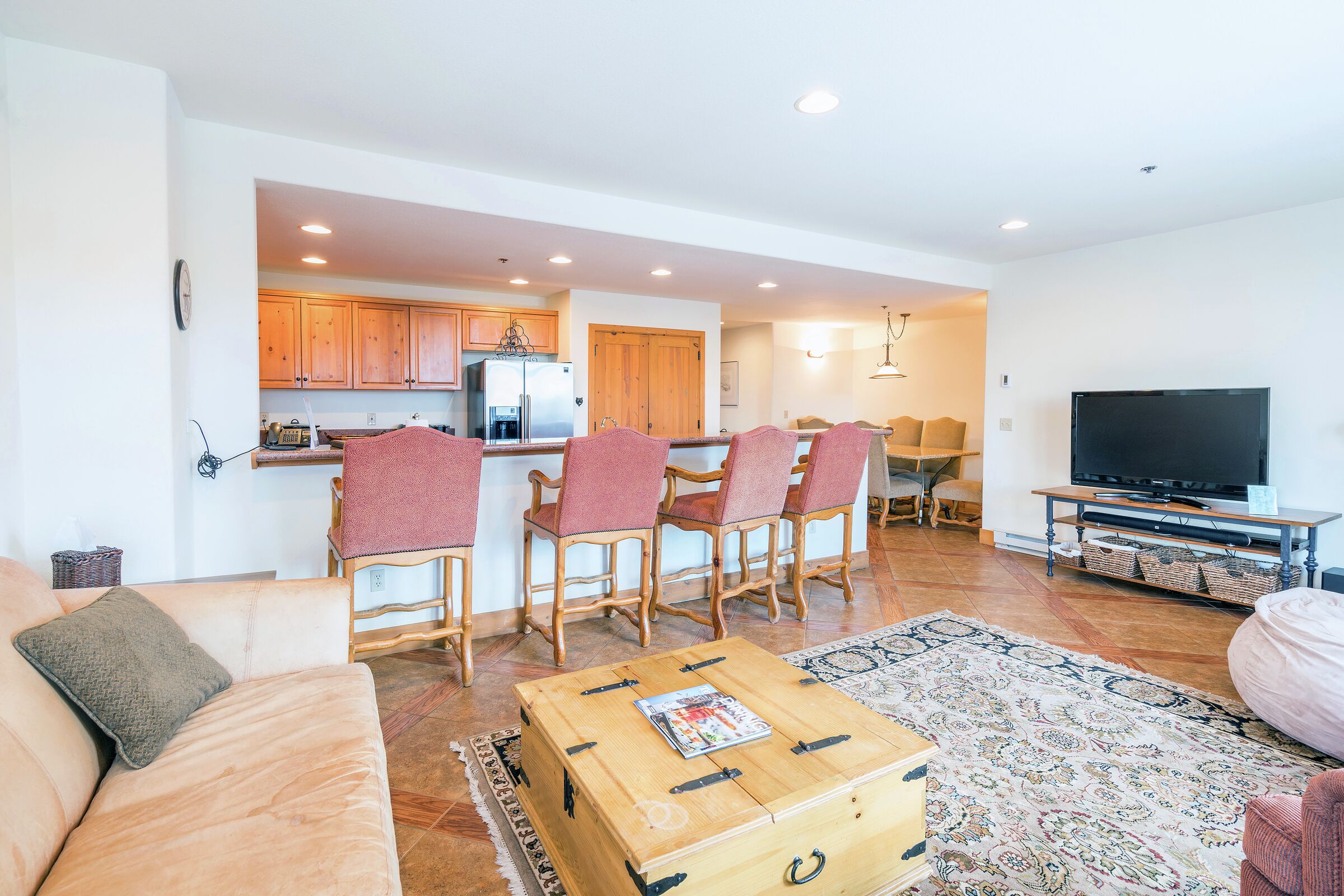 #212AB - Living Area & Kitchen