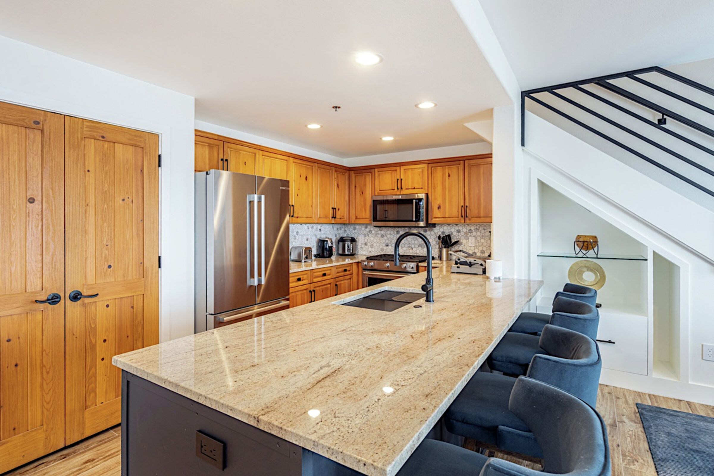 #411 - Kitchen Bar
