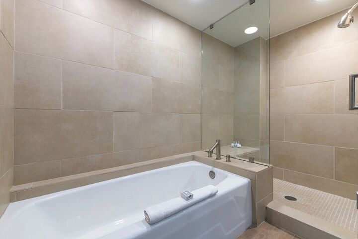 Sunset Vista - King/Sofa - Bathroom