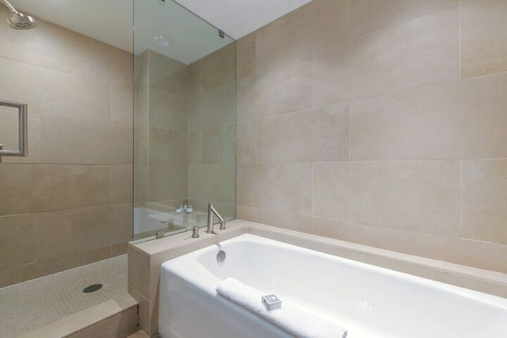 Alpenglow Jr. Suite - Bathroom