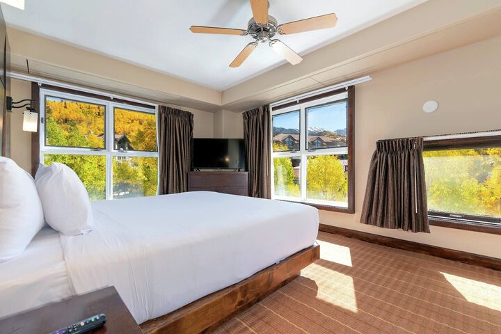 Grand Alpine Vista - Bedroom