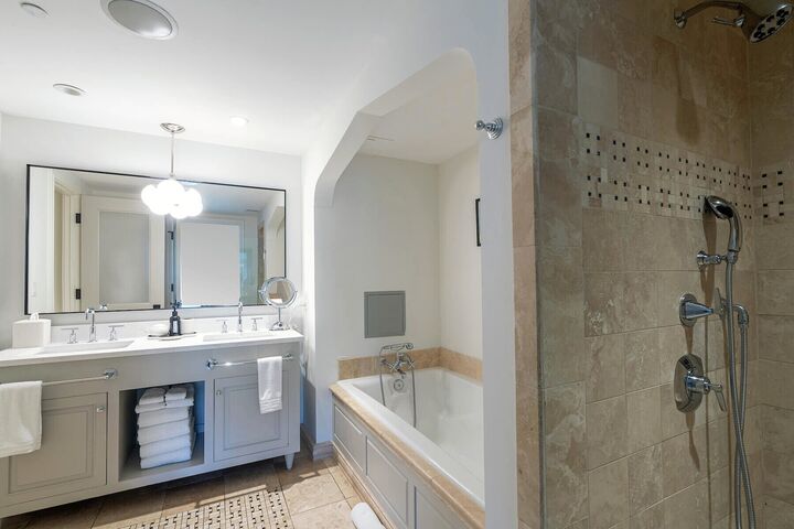 1 Bdrm Suite Mountain View - Bathroom