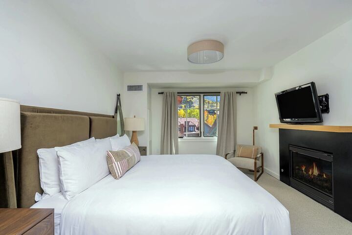 1 Bdrm Suite Mountain View - Bedroom