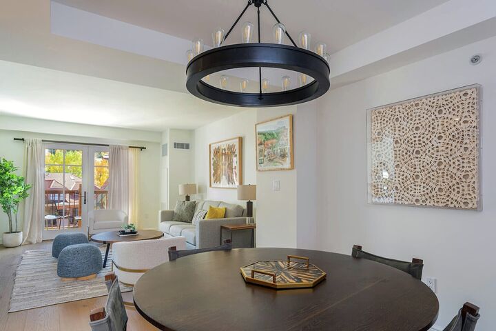1 Bdrm Suite Mountain View - Dining Area