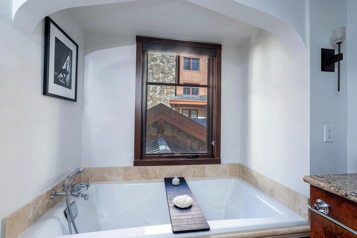 Classic 1 Bdrm Residence - Bathroom
