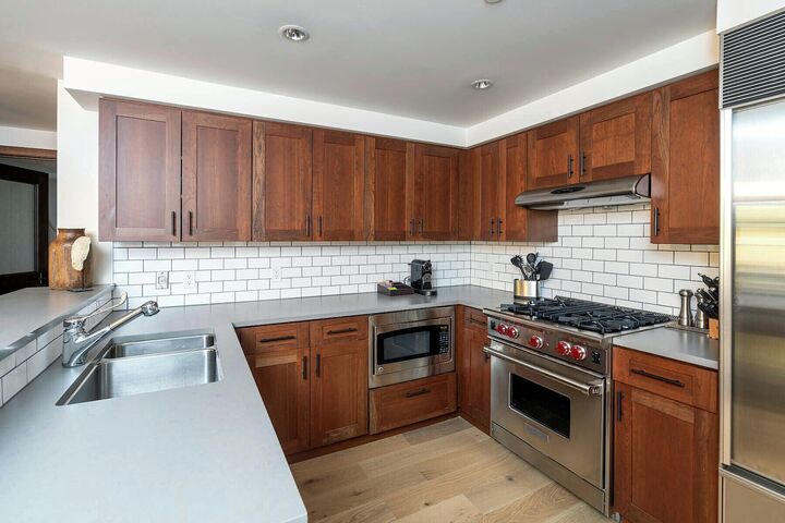 Classic 1 Bdrm Residence - Kitchen