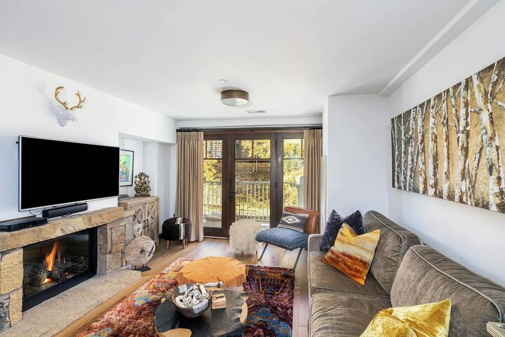 Classic 1 Bdrm Residence - Living Area