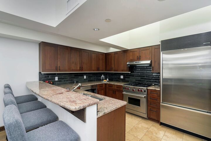 Classic 2 Bdrm Residence - Kitchen