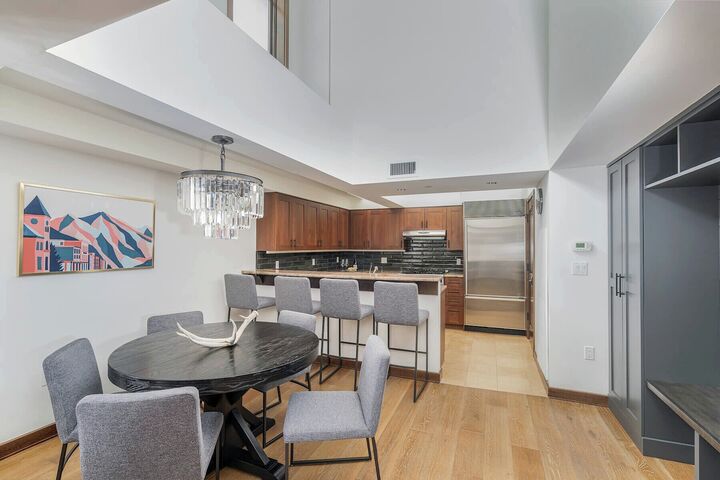 Classic 2 Bdrm Residence - Dining Area