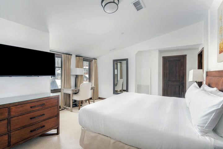 Classic 2 Bdrm Residence - Bedroom