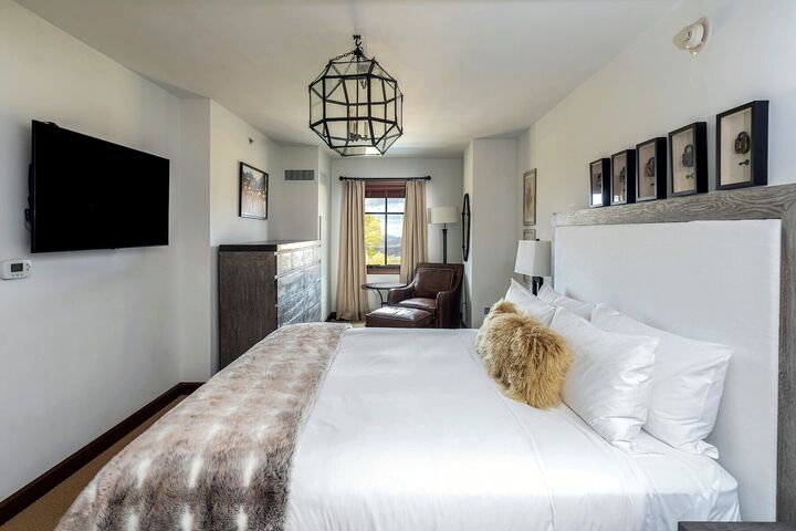 Classic 2 Bdrm Residence Mountain View - Master Bedroom