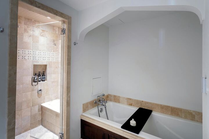 Classic 2 Bdrm Residence Mountain View - Master Bathroom