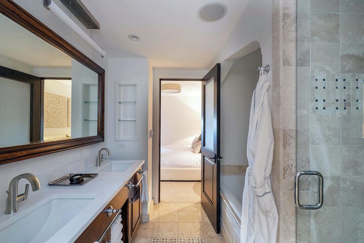 2 Bdrm Residence Village View - Master Ensuite Bathroom