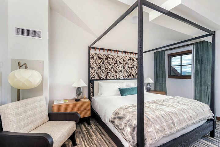 2 Bdrm Penthouse Mountain View - Master Bedroom