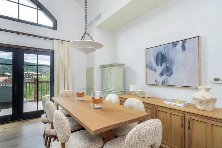 2 Bdrm Penthouse Mountain View - Dining Area