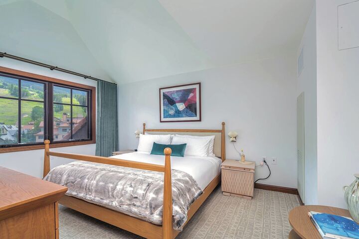 2 Bdrm Penthouse Mountain View - Bedroom
