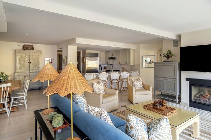 3 Bdrm Residence Mountain View - Living Area