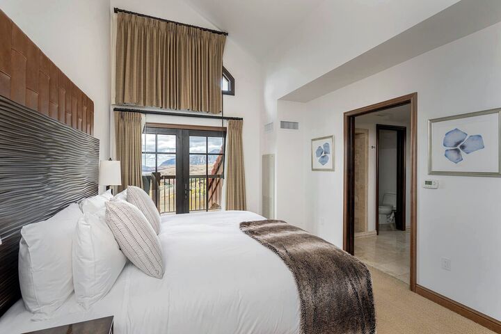 Classic 3 Bdrm Penthouse - Master Bedroom