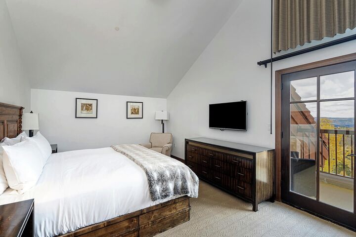 Classic 3 Bdrm Penthouse - Bedroom