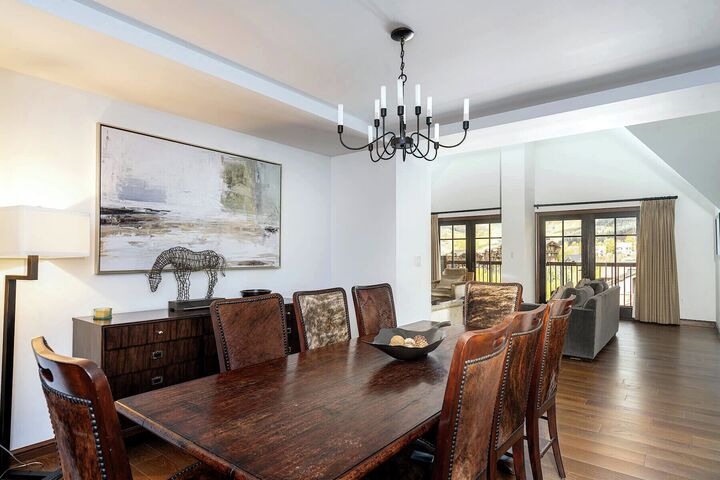 Classic 3 Bdrm Penthouse - Dining Area