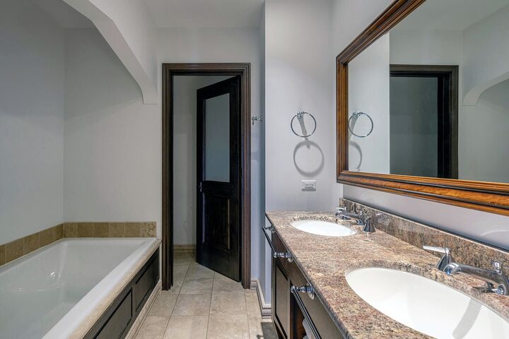 Classic 3 Bdrm Penthouse - Bathroom