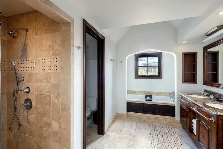Classic 3 Bdrm Penthouse - Master Ensuite Bathroom