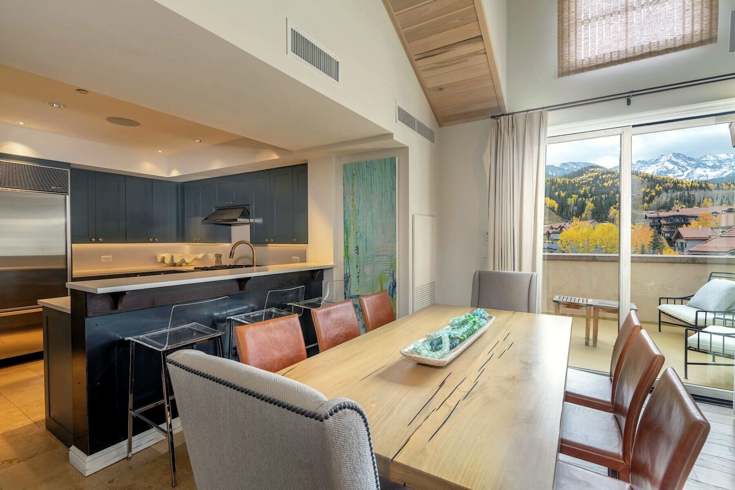 Dining Area & Kitchen