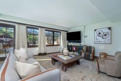 4 Bdrm Residence - Misty Maiden Mountain View - Living Area