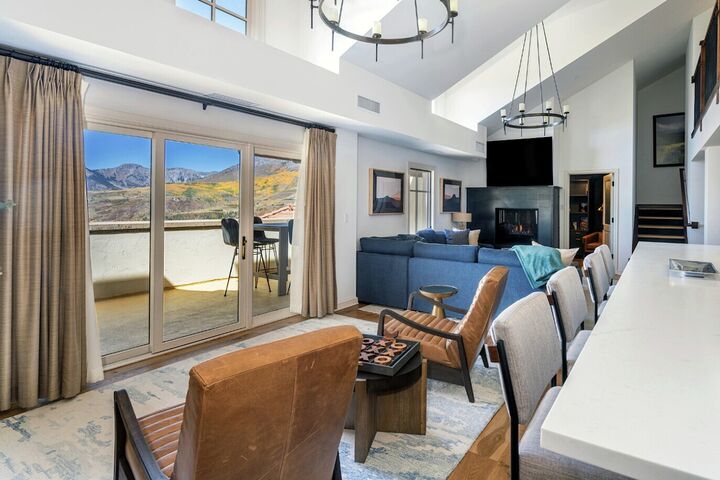 4 Bdrm Panoramic Two-Story Penthouse - Sitting Area
