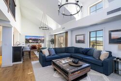 4 Bdrm Panoramic Two-Story Penthouse - Living Area