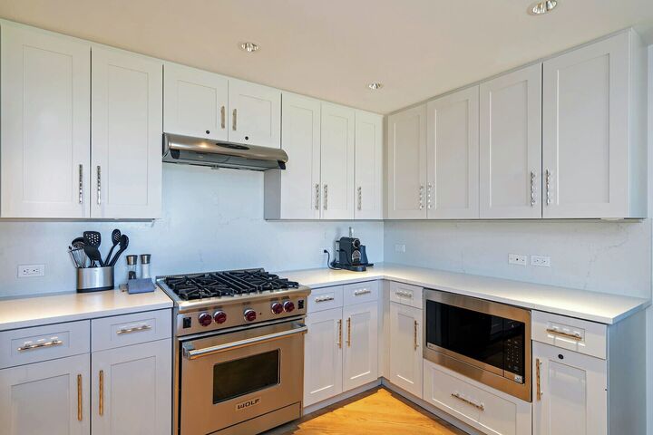 4 Bdrm Panoramic Two-Story Penthouse - Kitchen