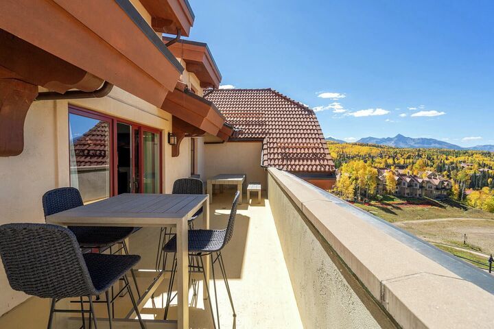 4 Bdrm Panoramic Two-Story Penthouse - Balcony