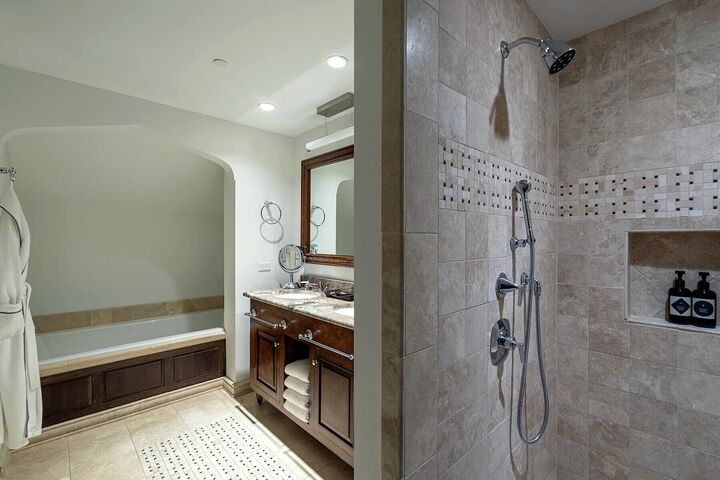 4 Bdrm Panoramic Two-Story Penthouse - Bathroom