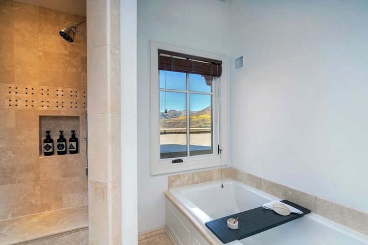 4 Bdrm Panoramic Two-Story Penthouse - Bathroom