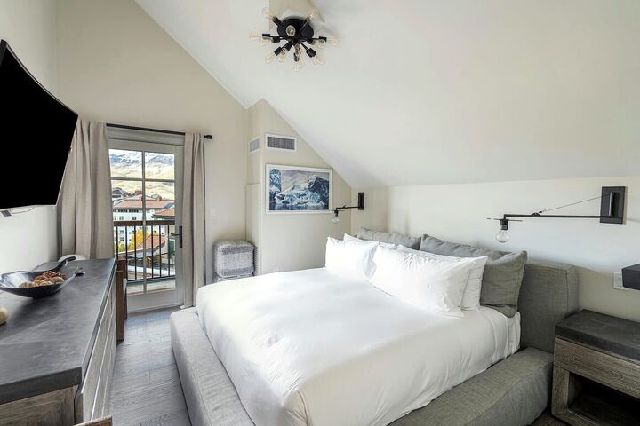 4 Bdrm Wilson's Peak Mountain View Penthouse - Master Bedroom