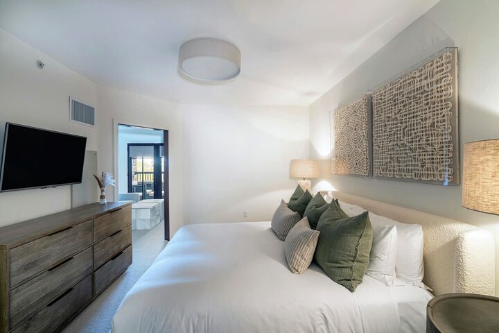 2 Bdrm Residence Mountain View - Master Bedroom