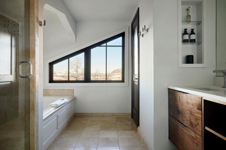 Classic 3 Bdrm Residence - Bathroom