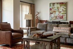 Classic 4 Bdrm Residence Mountain View - Living Area