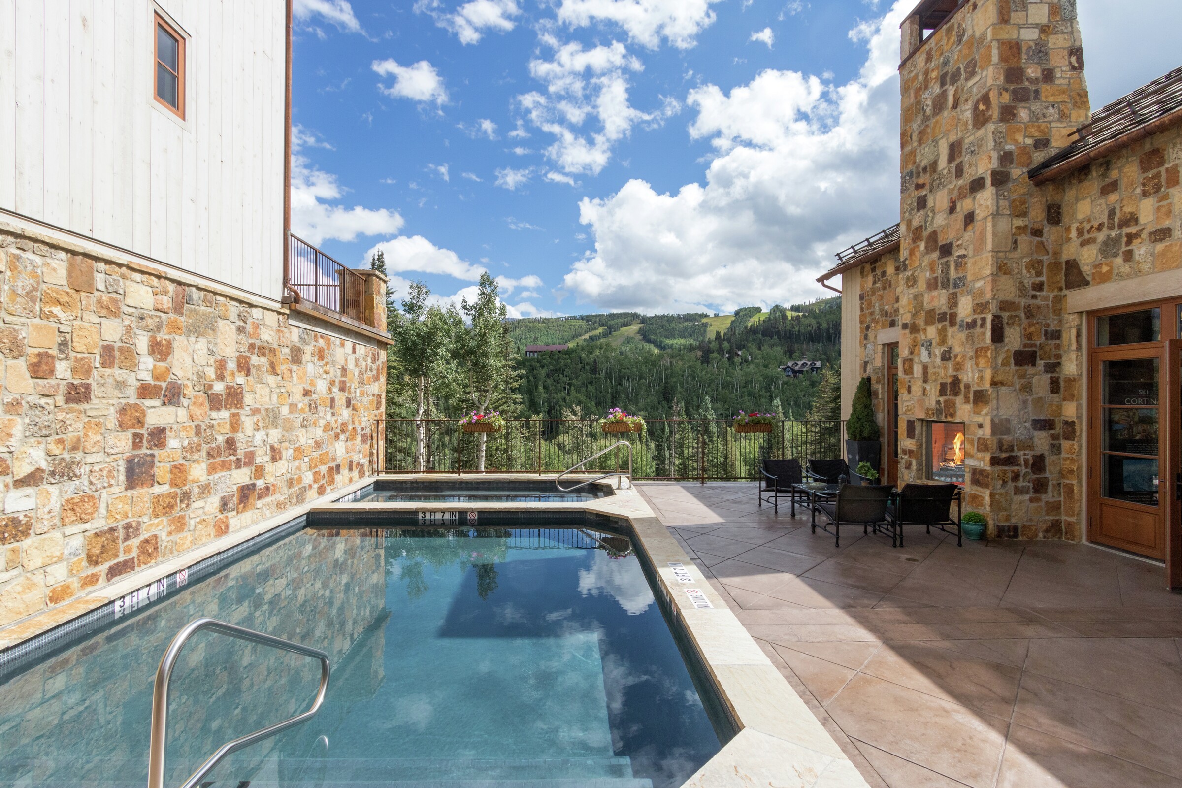Outdoor Pool & Hot Tub