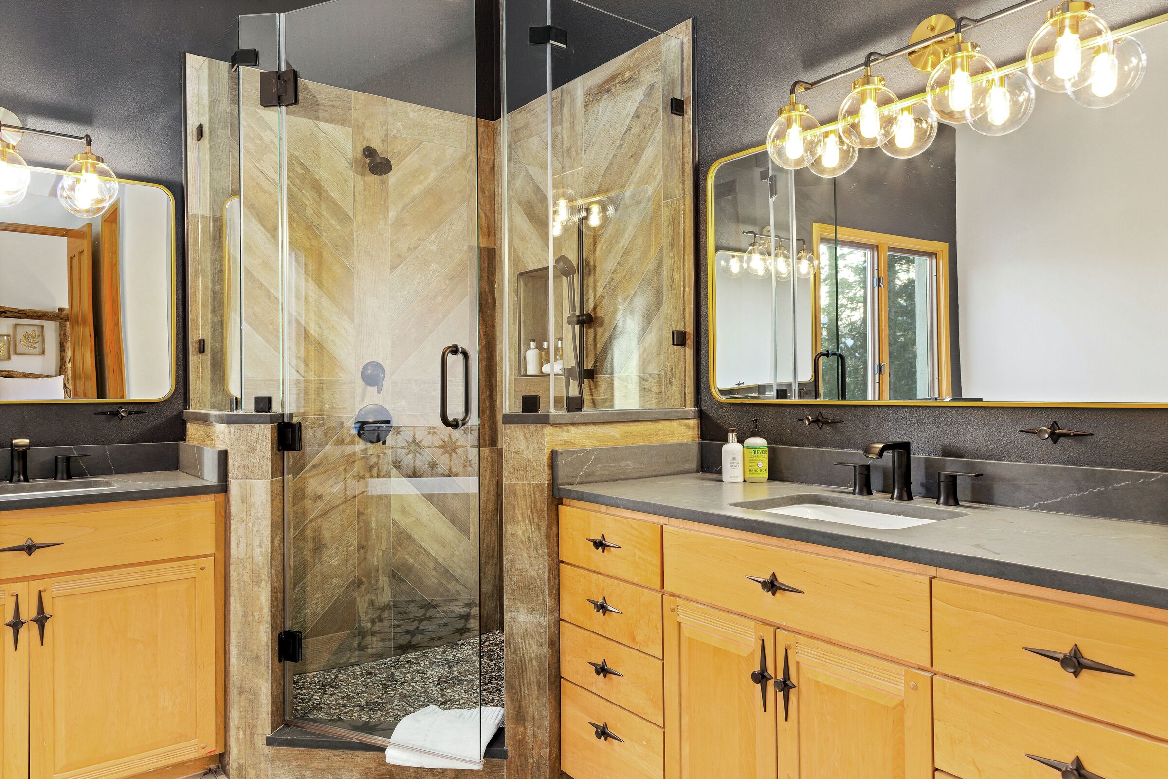 5 Bdrm 5.5 Bath HT - Ensuite Bathroom