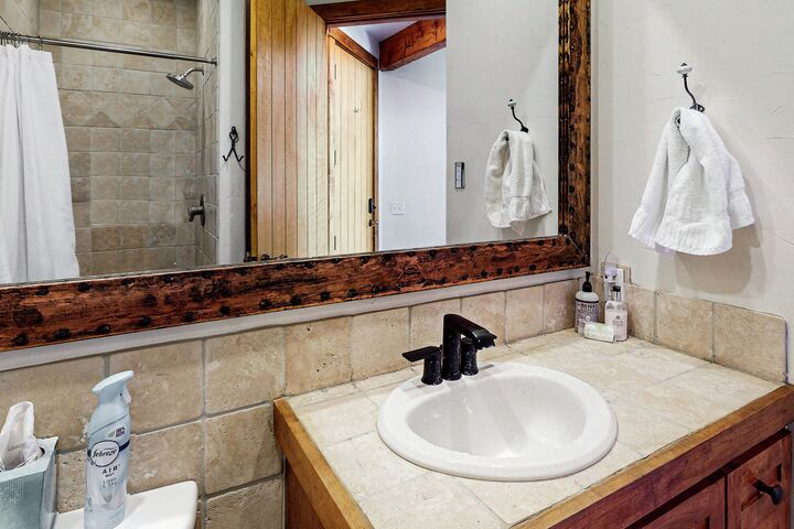 #1402 - Terraces Ridge - Bathroom
