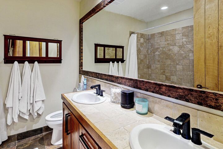 #1402 - Terraces Ridge - Master Ensuite Bathroom